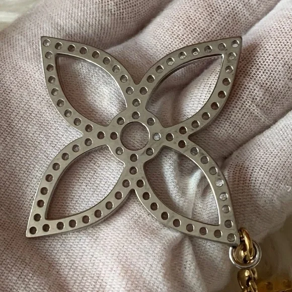 LV Fleur d’Épi Bag Charm / Key Holder ✨ - Picture 13 of 15